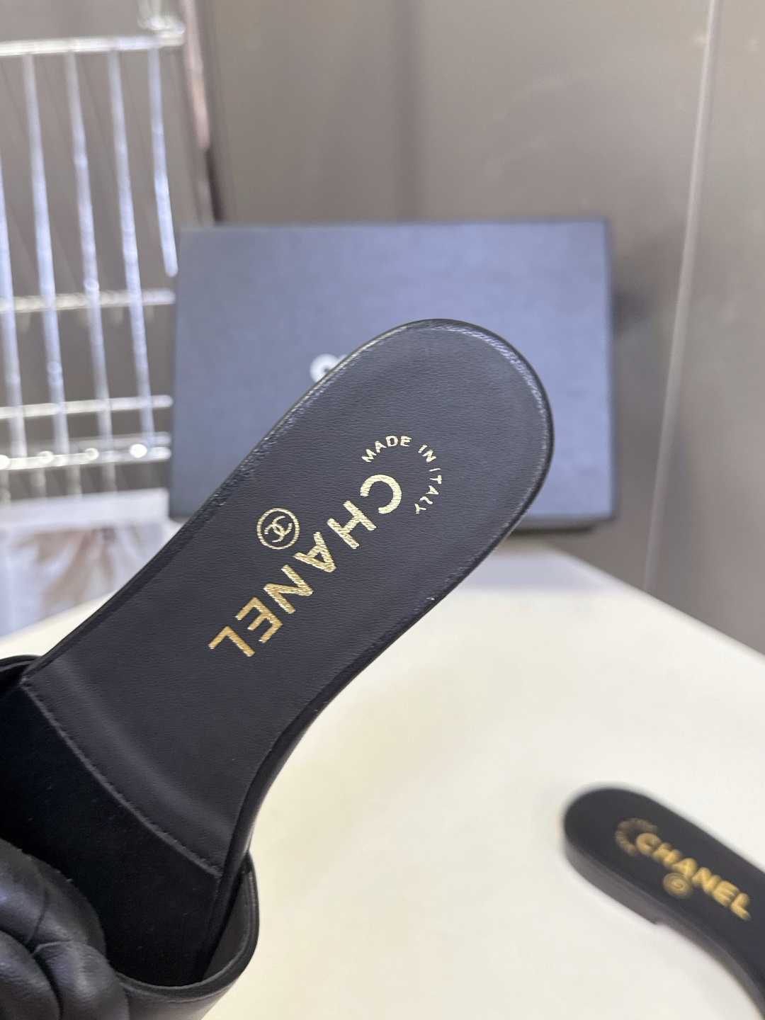 CHANEL香奈儿春夏最新款山茶花一字凉拖超多明星网红种草 鞋面上的3D立体山茶花是香奈儿的经典符号 花 CHANEL香奈儿春夏最新款山茶花一字凉拖超多明星网红种草 鞋面上的3D立体山茶花是香奈儿的经典符号 花