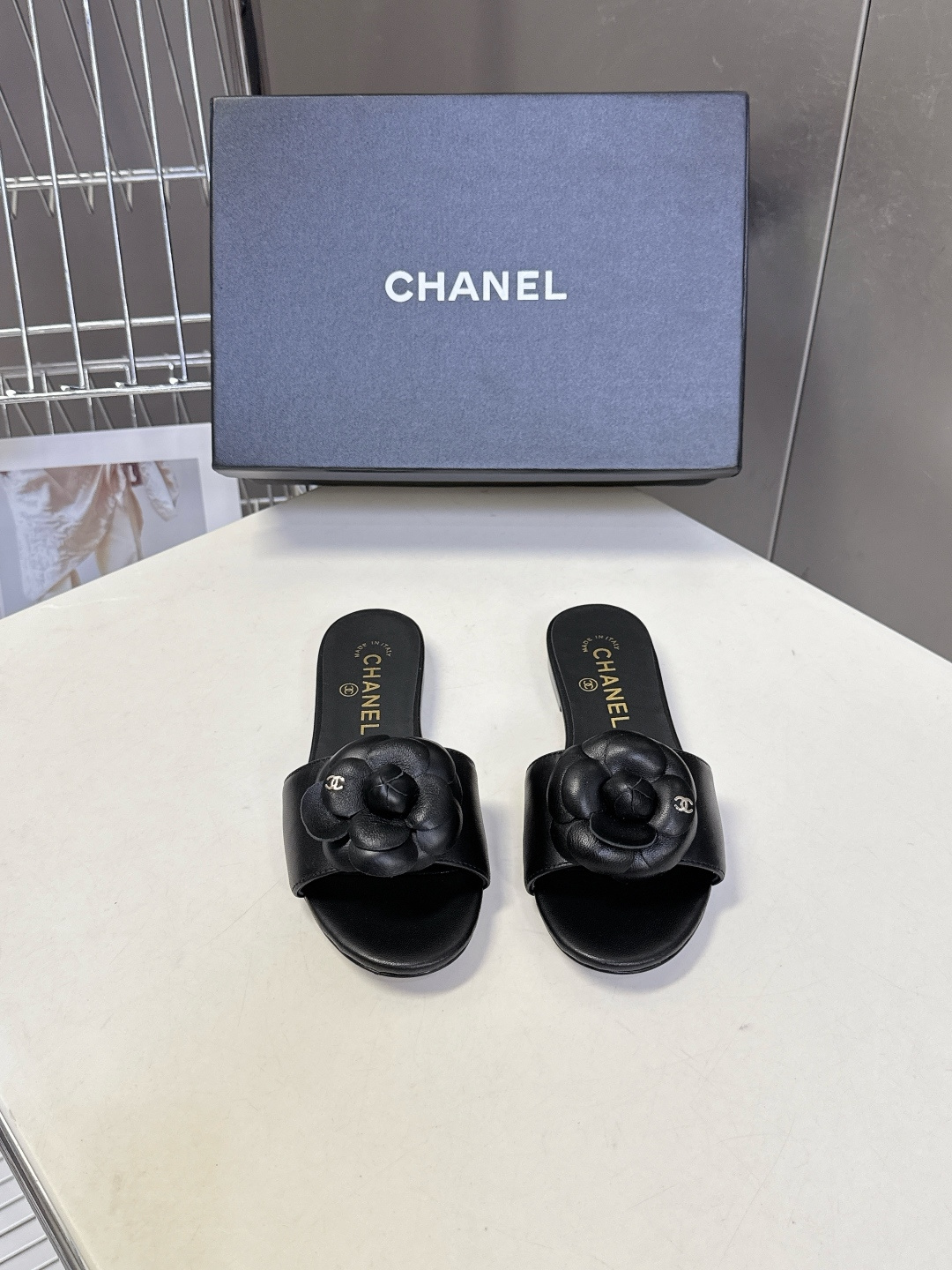 CHANEL香奈儿春夏最新款山茶花一字凉拖超多明星网红种草 鞋面上的3D立体山茶花是香奈儿的经典符号 花