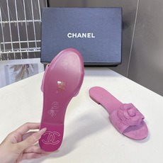 CHANEL香奈儿春夏最新款山茶花一字凉拖超多明星网红种草 鞋面上的3D立体山茶花是香奈儿的经典符号 花 CHANEL香奈儿春夏最新款山茶花一字凉拖超多明星网红种草 鞋面上的3D立体山茶花是香奈儿的经典符号 花