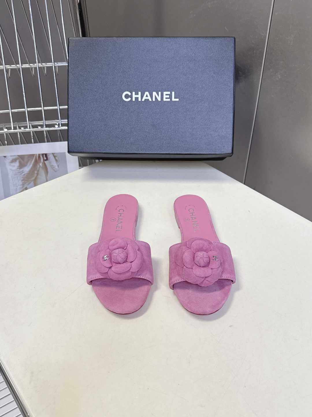 CHANEL香奈儿春夏最新款山茶花一字凉拖超多明星网红种草 鞋面上的3D立体山茶花是香奈儿的经典符号 花
