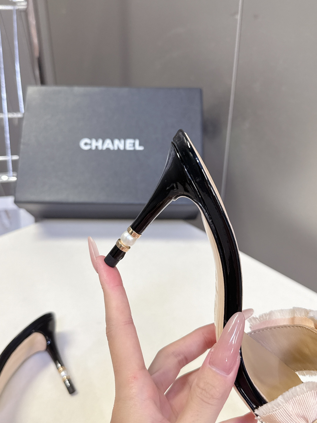 CHANEL香奈儿春夏最新款花边蝴蝶结高跟凉拖超多明星网红种草 褶皱毛边/流苏花边+黑色缎面蝴蝶结 搭配 CHANEL香奈儿春夏最新款花边蝴蝶结高跟凉拖超多明星网红种草 褶皱毛边/流苏花边+黑色缎面蝴蝶结 搭配