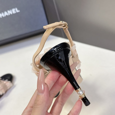 CHANEL香奈儿春夏最新款花边蝴蝶结凉鞋超多明星网红种草 双层褶皱花边+黑色蝴蝶结 搭配漆皮鞋头 完美 CHANEL香奈儿春夏最新款花边蝴蝶结凉鞋超多明星网红种草 双层褶皱花边+黑色蝴蝶结 搭配漆皮鞋头 完美