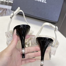 CHANEL香奈儿春夏最新款花边蝴蝶结凉鞋超多明星网红种草 双层褶皱花边+黑色蝴蝶结 搭配漆皮鞋头 完美 CHANEL香奈儿春夏最新款花边蝴蝶结凉鞋超多明星网红种草 双层褶皱花边+黑色蝴蝶结 搭配漆皮鞋头 完美