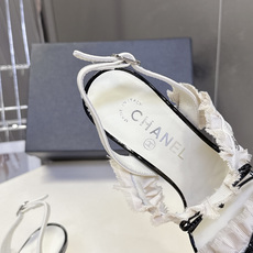 CHANEL香奈儿春夏最新款花边蝴蝶结凉鞋超多明星网红种草 双层褶皱花边+黑色蝴蝶结 搭配漆皮鞋头 完美 CHANEL香奈儿春夏最新款花边蝴蝶结凉鞋超多明星网红种草 双层褶皱花边+黑色蝴蝶结 搭配漆皮鞋头 完美