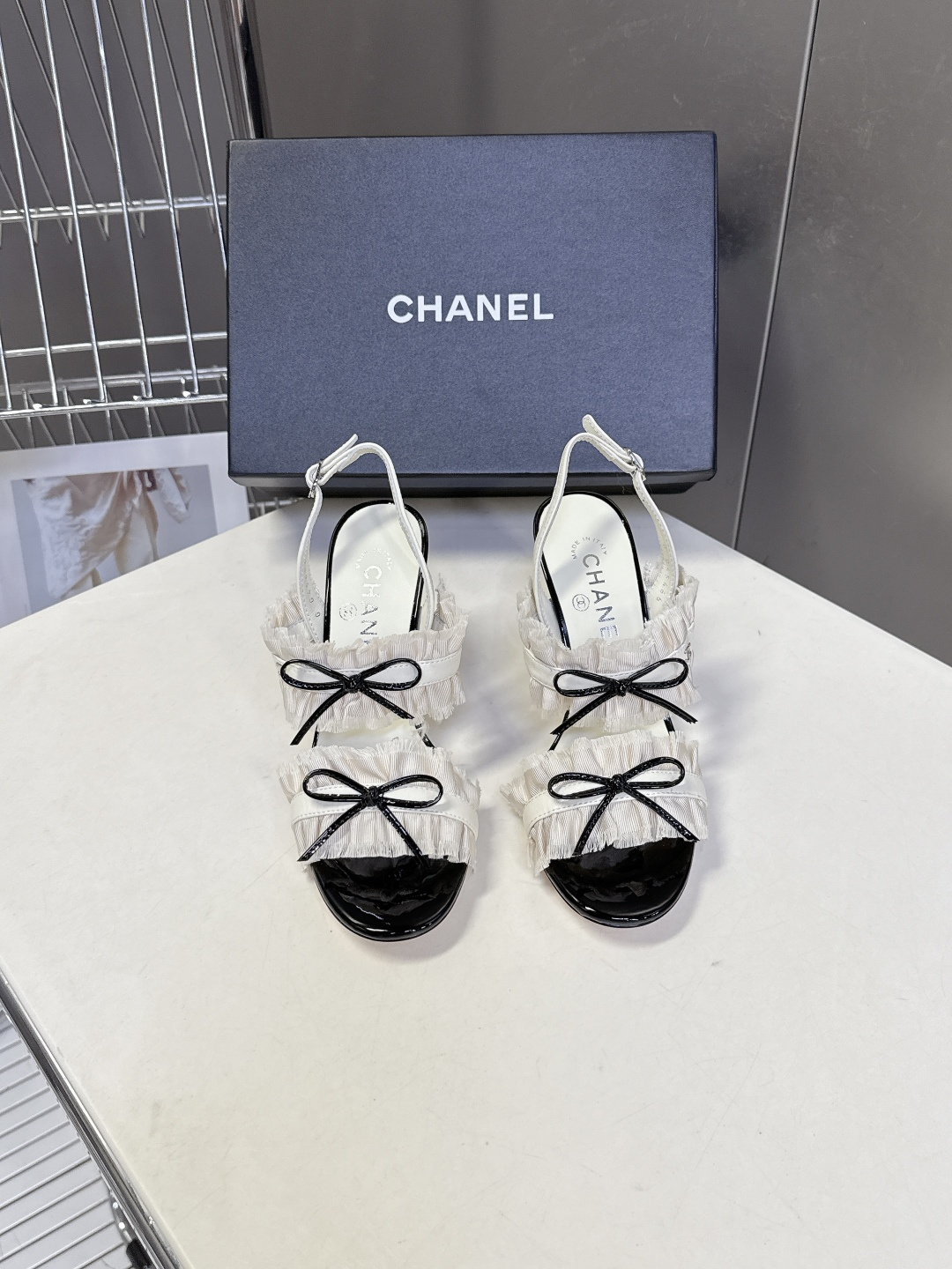 CHANEL香奈儿春夏最新款花边蝴蝶结凉鞋超多明星网红种草 双层褶皱花边+黑色蝴蝶结 搭配漆皮鞋头 完美