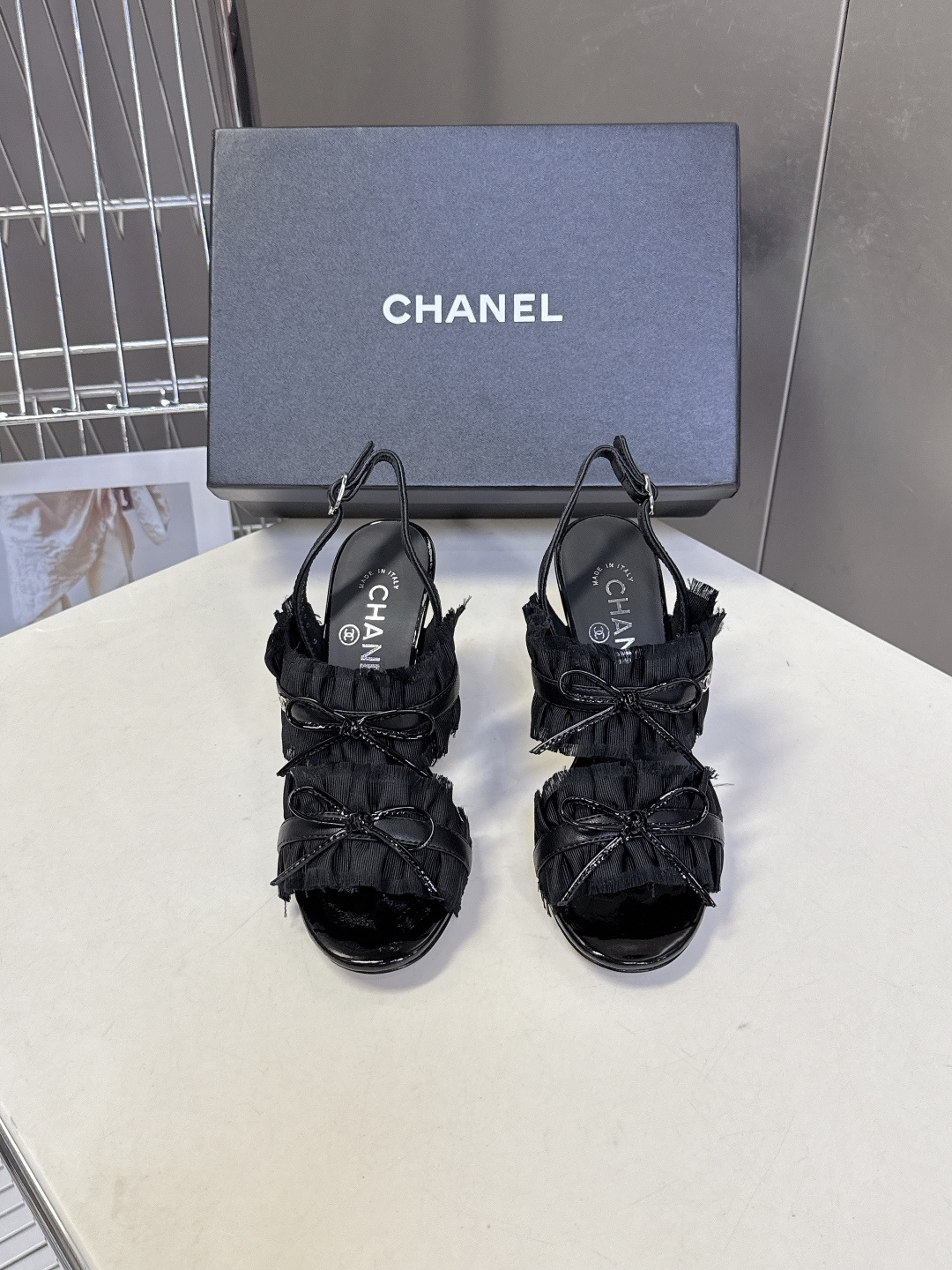 CHANEL香奈儿春夏最新款花边蝴蝶结凉鞋超多明星网红种草 双层褶皱花边+黑色蝴蝶结 搭配漆皮鞋头 完美