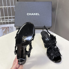 CHANEL香奈儿春夏最新款花边蝴蝶结凉鞋超多明星网红种草 双层褶皱花边+黑色蝴蝶结 搭配漆皮鞋头 完美 CHANEL香奈儿春夏最新款花边蝴蝶结凉鞋超多明星网红种草 双层褶皱花边+黑色蝴蝶结 搭配漆皮鞋头 完美