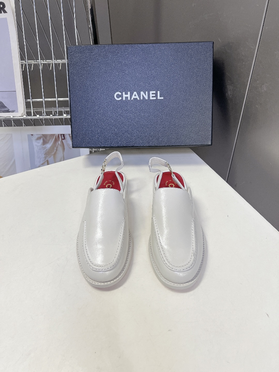 CHANEL香奈儿经典后绊带乐福穆勒鞋超多明星网红种草 这是香奈儿经典Slingback后空乐福穆勒平底