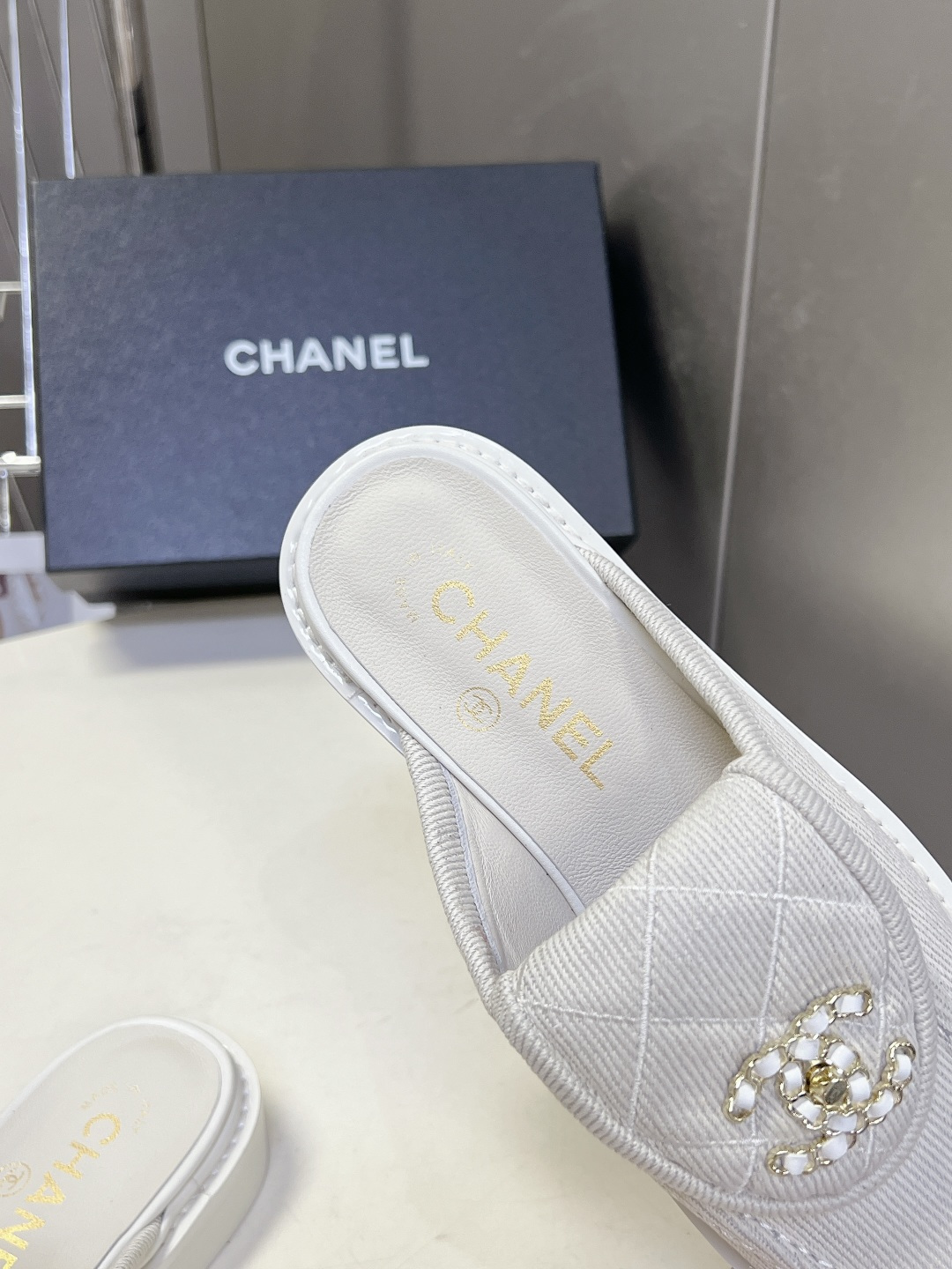 CHANEL香奈儿经典菱格双C穆勒半拖乐福鞋超多明星网红种草 鞋面保留品牌经典菱格绗缝鞋舌 搭配镶钻金属 CHANEL香奈儿经典菱格双C穆勒半拖乐福鞋超多明星网红种草 鞋面保留品牌经典菱格绗缝鞋舌 搭配镶钻金属