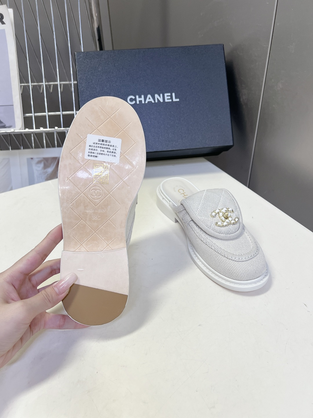 CHANEL香奈儿经典菱格双C穆勒半拖乐福鞋超多明星网红种草 鞋面保留品牌经典菱格绗缝鞋舌 搭配镶钻金属 CHANEL香奈儿经典菱格双C穆勒半拖乐福鞋超多明星网红种草 鞋面保留品牌经典菱格绗缝鞋舌 搭配镶钻金属