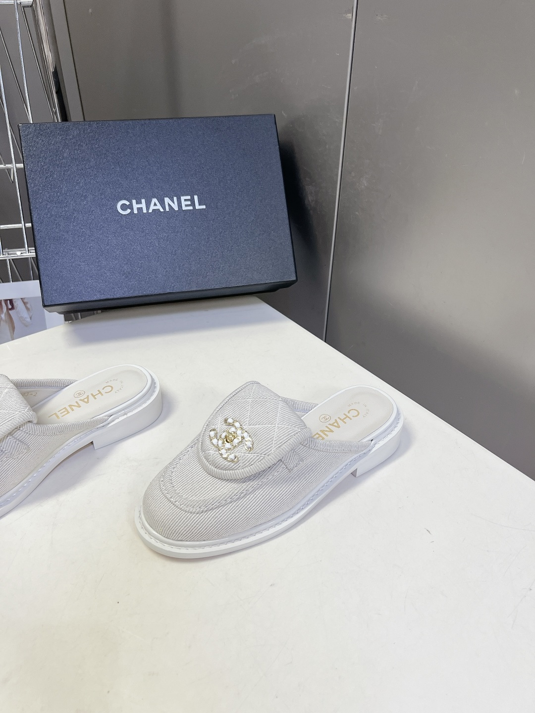 CHANEL香奈儿经典菱格双C穆勒半拖乐福鞋超多明星网红种草 鞋面保留品牌经典菱格绗缝鞋舌 搭配镶钻金属 CHANEL香奈儿经典菱格双C穆勒半拖乐福鞋超多明星网红种草 鞋面保留品牌经典菱格绗缝鞋舌 搭配镶钻金属