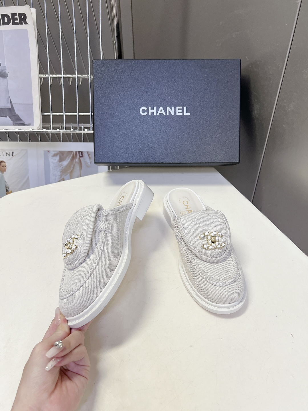 CHANEL香奈儿经典菱格双C穆勒半拖乐福鞋超多明星网红种草 鞋面保留品牌经典菱格绗缝鞋舌 搭配镶钻金属 CHANEL香奈儿经典菱格双C穆勒半拖乐福鞋超多明星网红种草 鞋面保留品牌经典菱格绗缝鞋舌 搭配镶钻金属