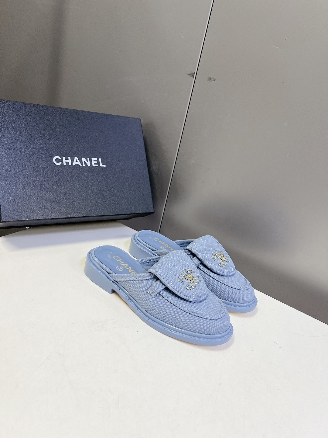 CHANEL香奈儿经典菱格双C穆勒半拖乐福鞋超多明星网红种草 鞋面保留品牌经典菱格绗缝鞋舌 搭配镶钻金属 CHANEL香奈儿经典菱格双C穆勒半拖乐福鞋超多明星网红种草 鞋面保留品牌经典菱格绗缝鞋舌 搭配镶钻金属