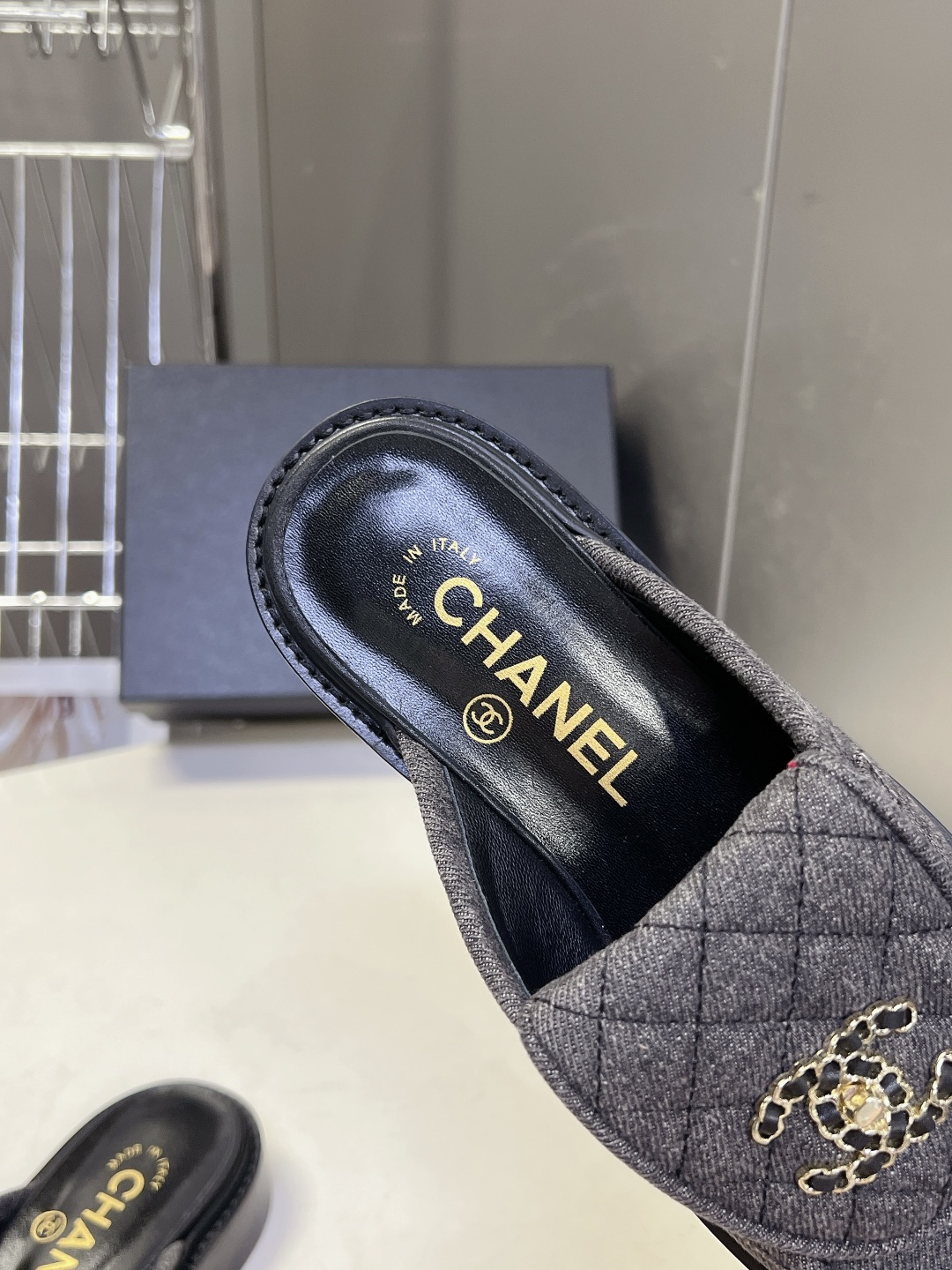CHANEL香奈儿经典菱格双C穆勒半拖乐福鞋超多明星网红种草 鞋面保留品牌经典菱格绗缝鞋舌 搭配镶钻金属