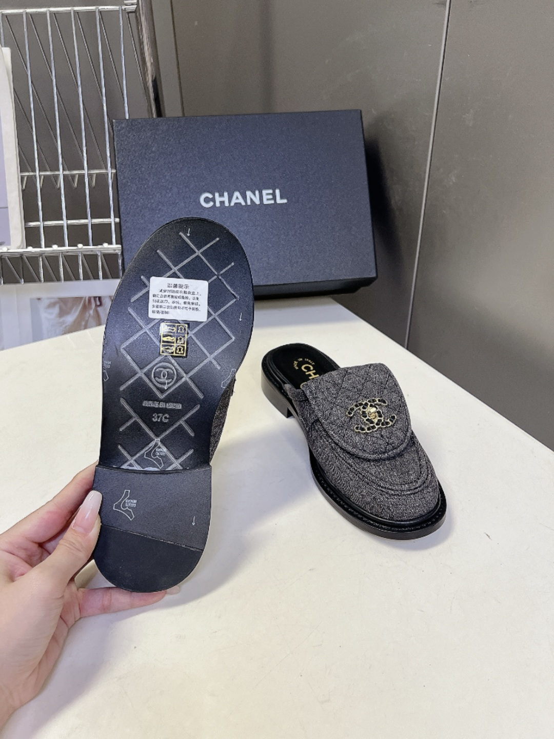CHANEL香奈儿经典菱格双C穆勒半拖乐福鞋超多明星网红种草 鞋面保留品牌经典菱格绗缝鞋舌 搭配镶钻金属