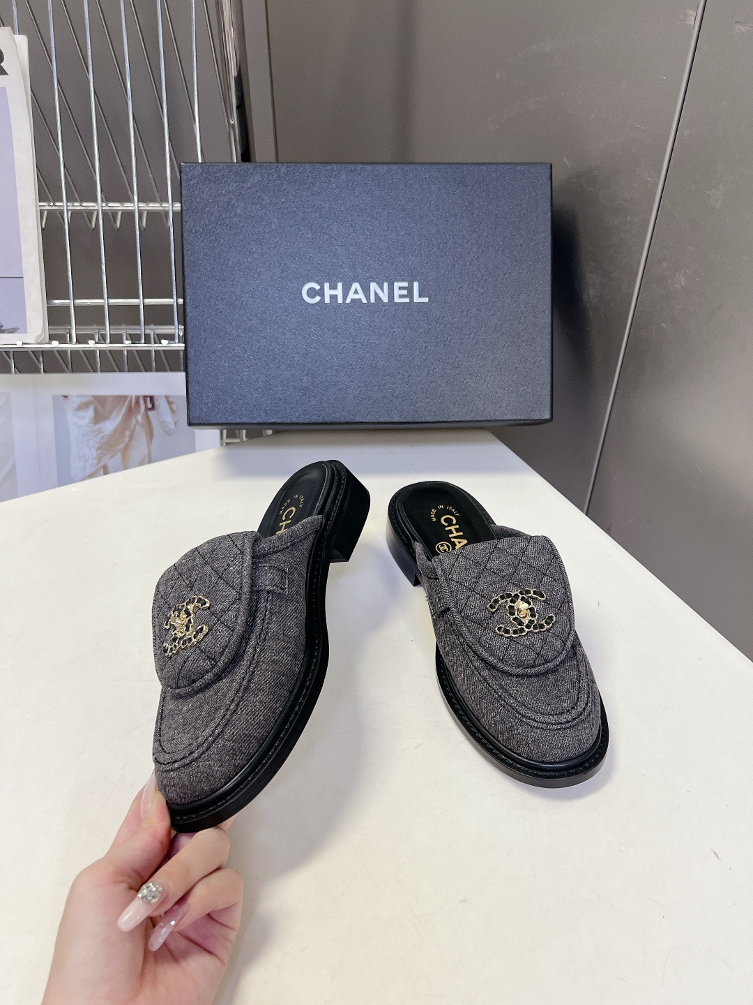 CHANEL香奈儿经典菱格双C穆勒半拖乐福鞋超多明星网红种草 鞋面保留品牌经典菱格绗缝鞋舌 搭配镶钻金属