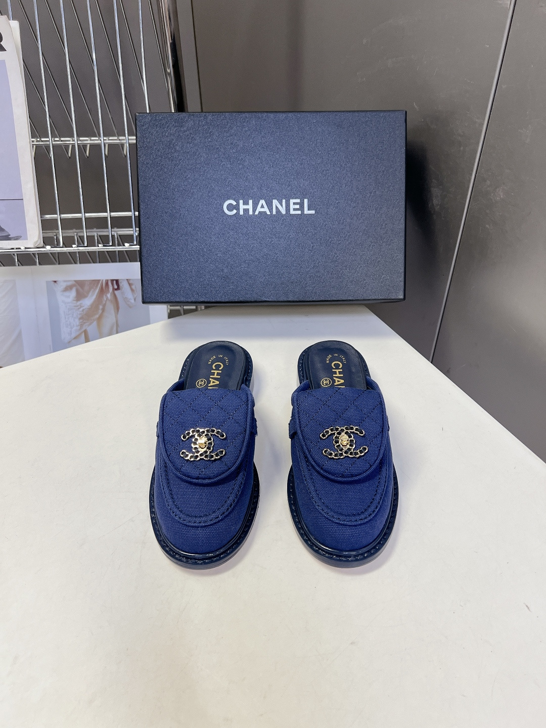 CHANEL香奈儿经典菱格双C穆勒半拖乐福鞋超多明星网红种草 鞋面保留品牌经典菱格绗缝鞋舌 搭配镶钻金属