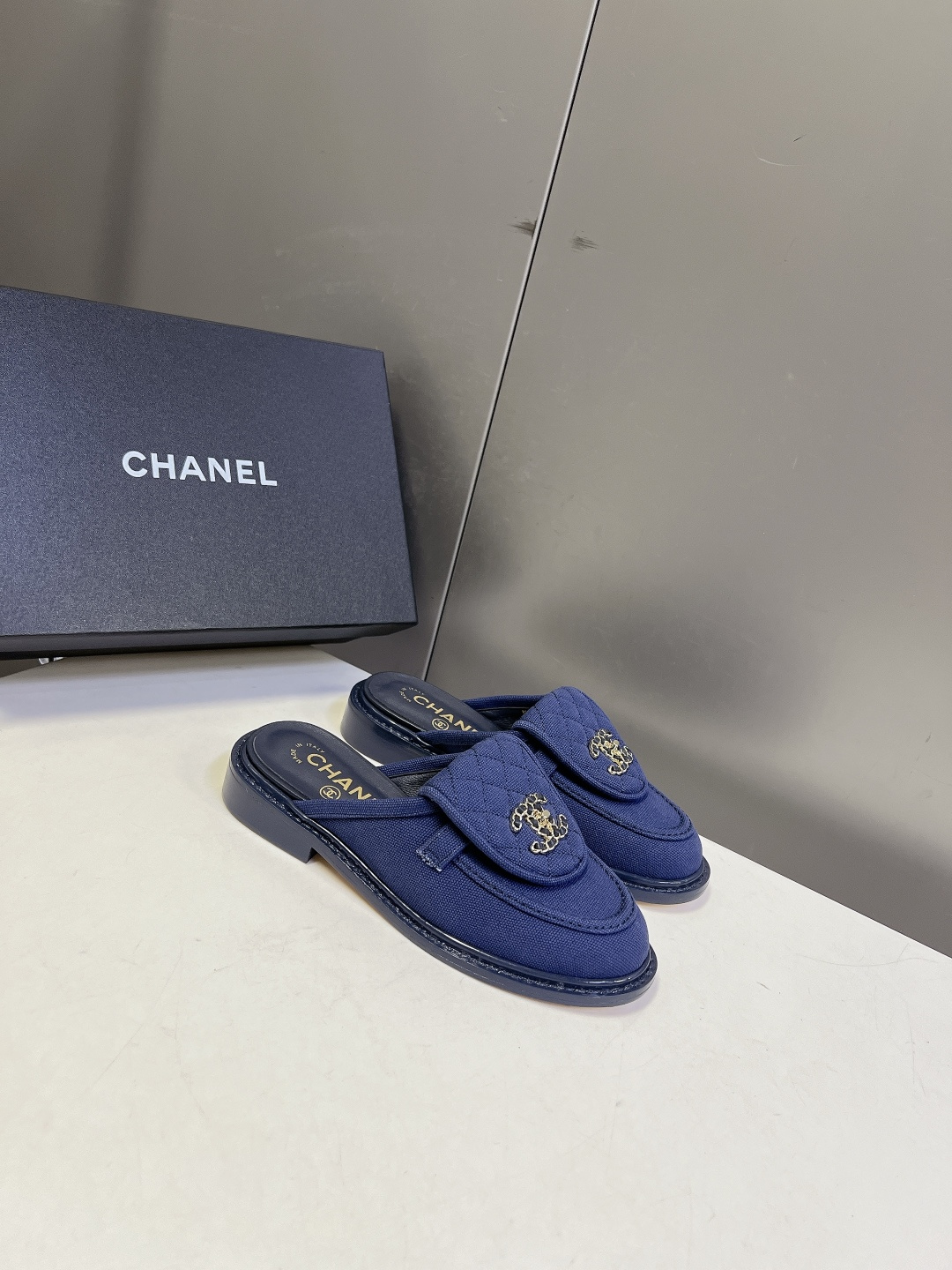 CHANEL香奈儿经典菱格双C穆勒半拖乐福鞋超多明星网红种草 鞋面保留品牌经典菱格绗缝鞋舌 搭配镶钻金属