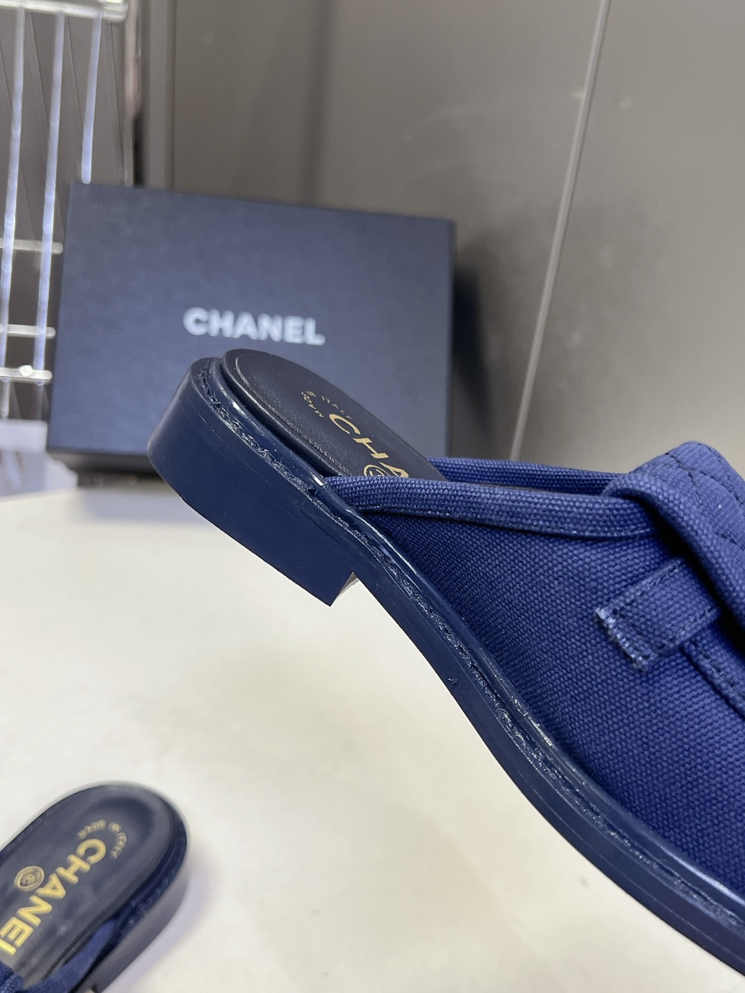 CHANEL香奈儿经典菱格双C穆勒半拖乐福鞋超多明星网红种草 鞋面保留品牌经典菱格绗缝鞋舌 搭配镶钻金属