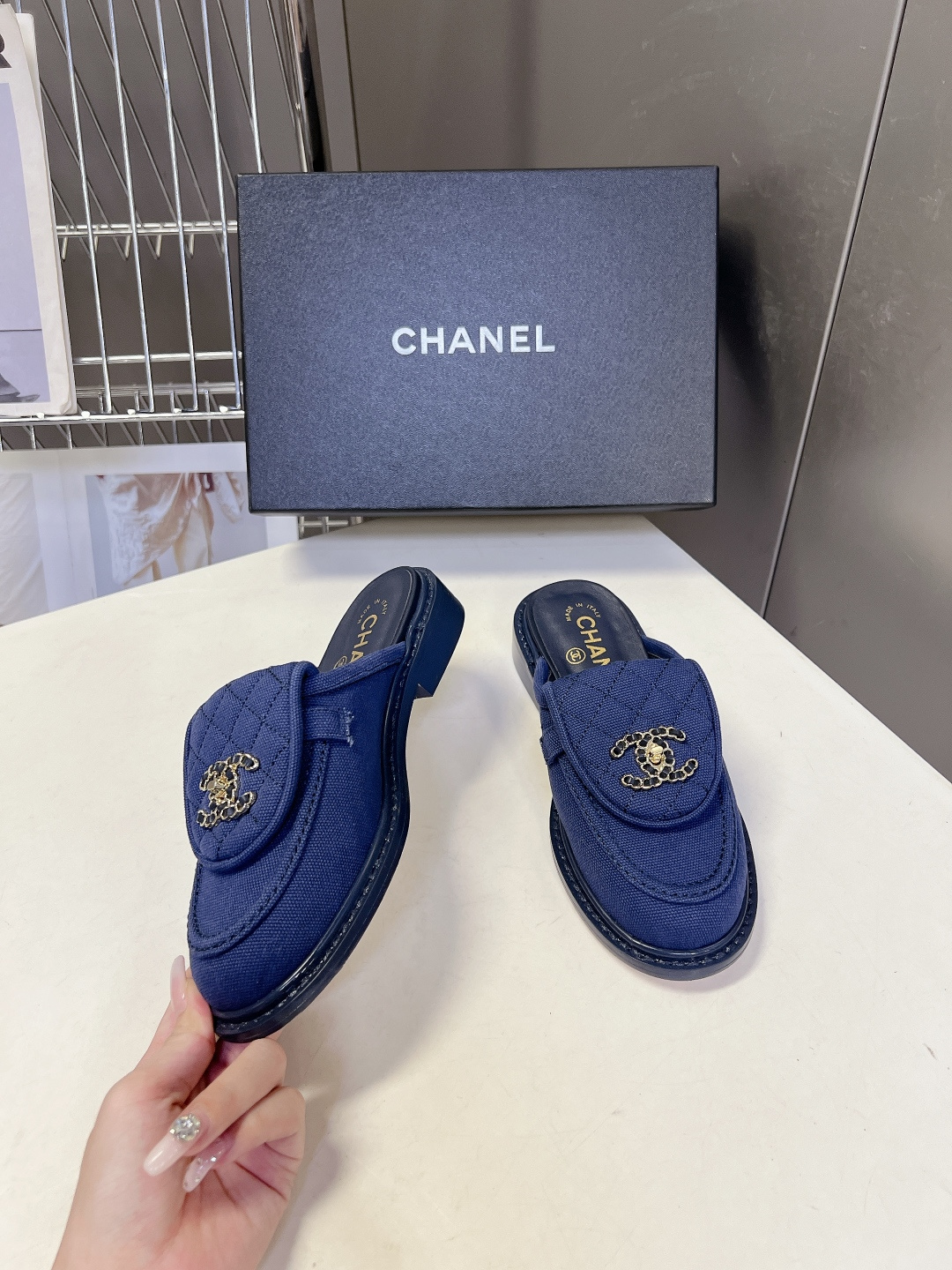 CHANEL香奈儿经典菱格双C穆勒半拖乐福鞋超多明星网红种草 鞋面保留品牌经典菱格绗缝鞋舌 搭配镶钻金属