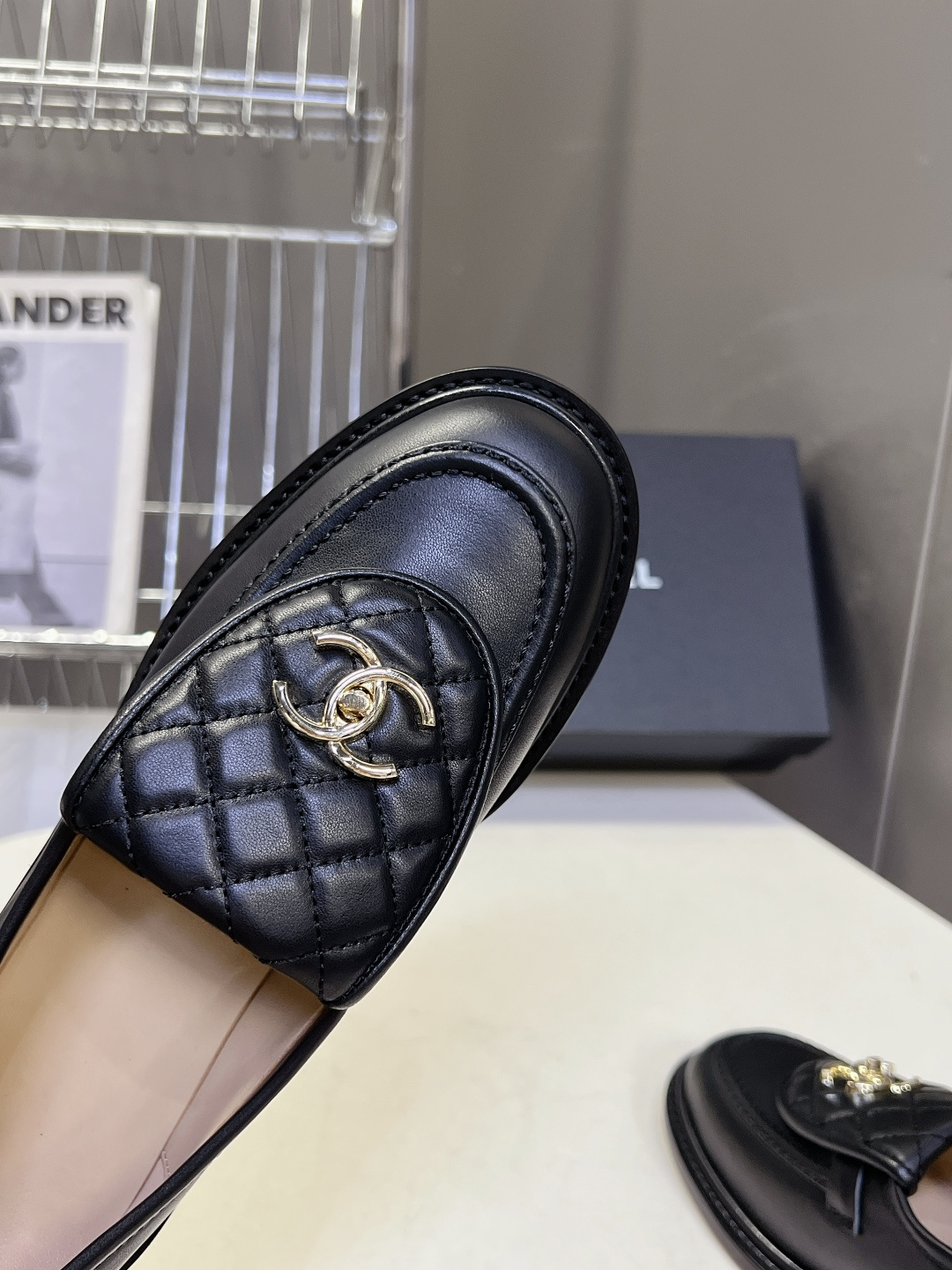 CHANEL香奈儿经典菱格双C乐福鞋超多明星网红种草 鞋盖沿用品牌标志性菱格车缝工艺 搭配可旋转开合金属