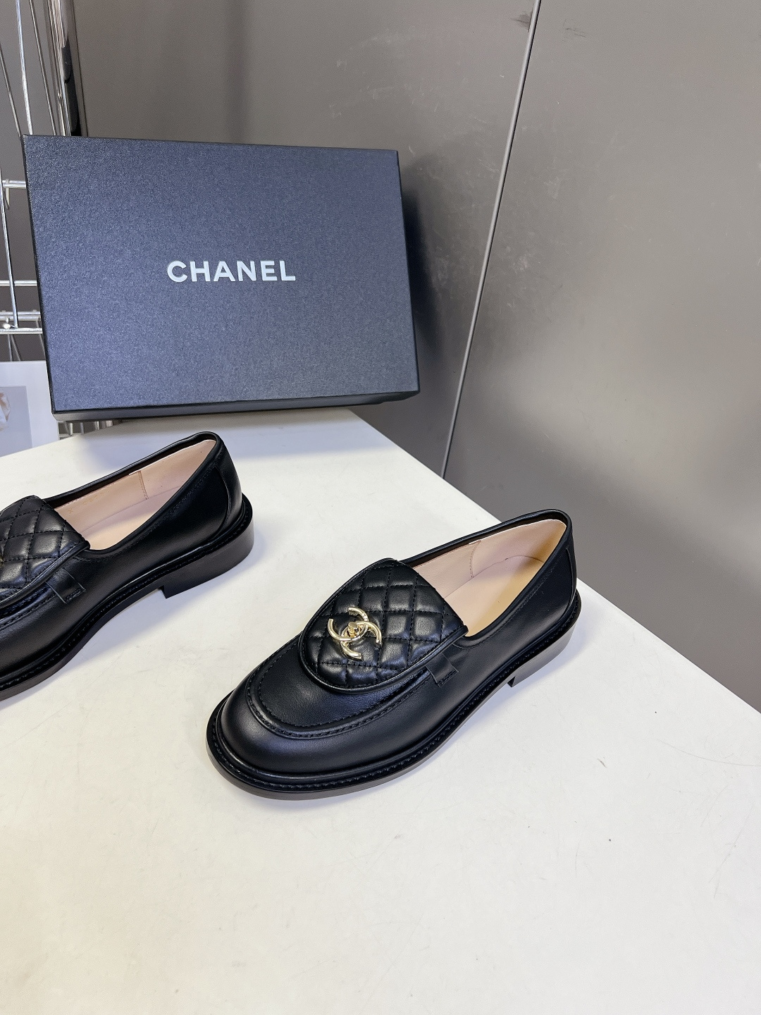 CHANEL香奈儿经典菱格双C乐福鞋超多明星网红种草 鞋盖沿用品牌标志性菱格车缝工艺 搭配可旋转开合金属