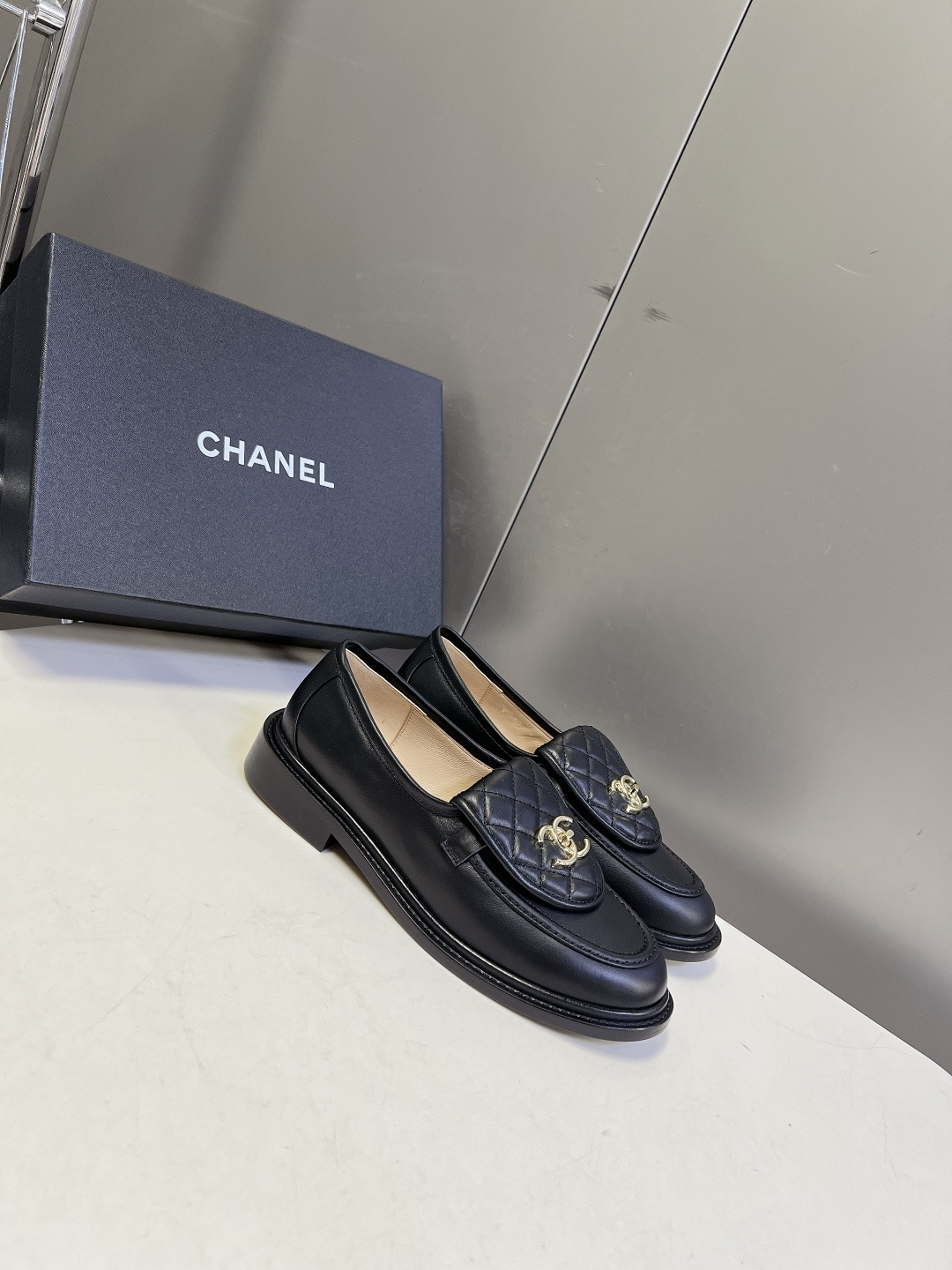 CHANEL香奈儿经典菱格双C乐福鞋超多明星网红种草 鞋盖沿用品牌标志性菱格车缝工艺 搭配可旋转开合金属