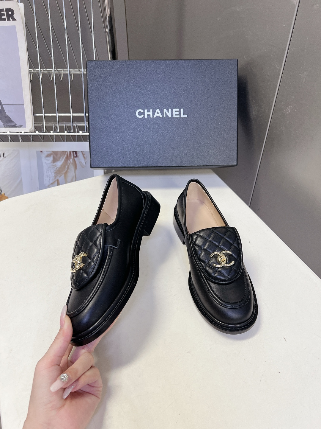 CHANEL香奈儿经典菱格双C乐福鞋超多明星网红种草 鞋盖沿用品牌标志性菱格车缝工艺 搭配可旋转开合金属