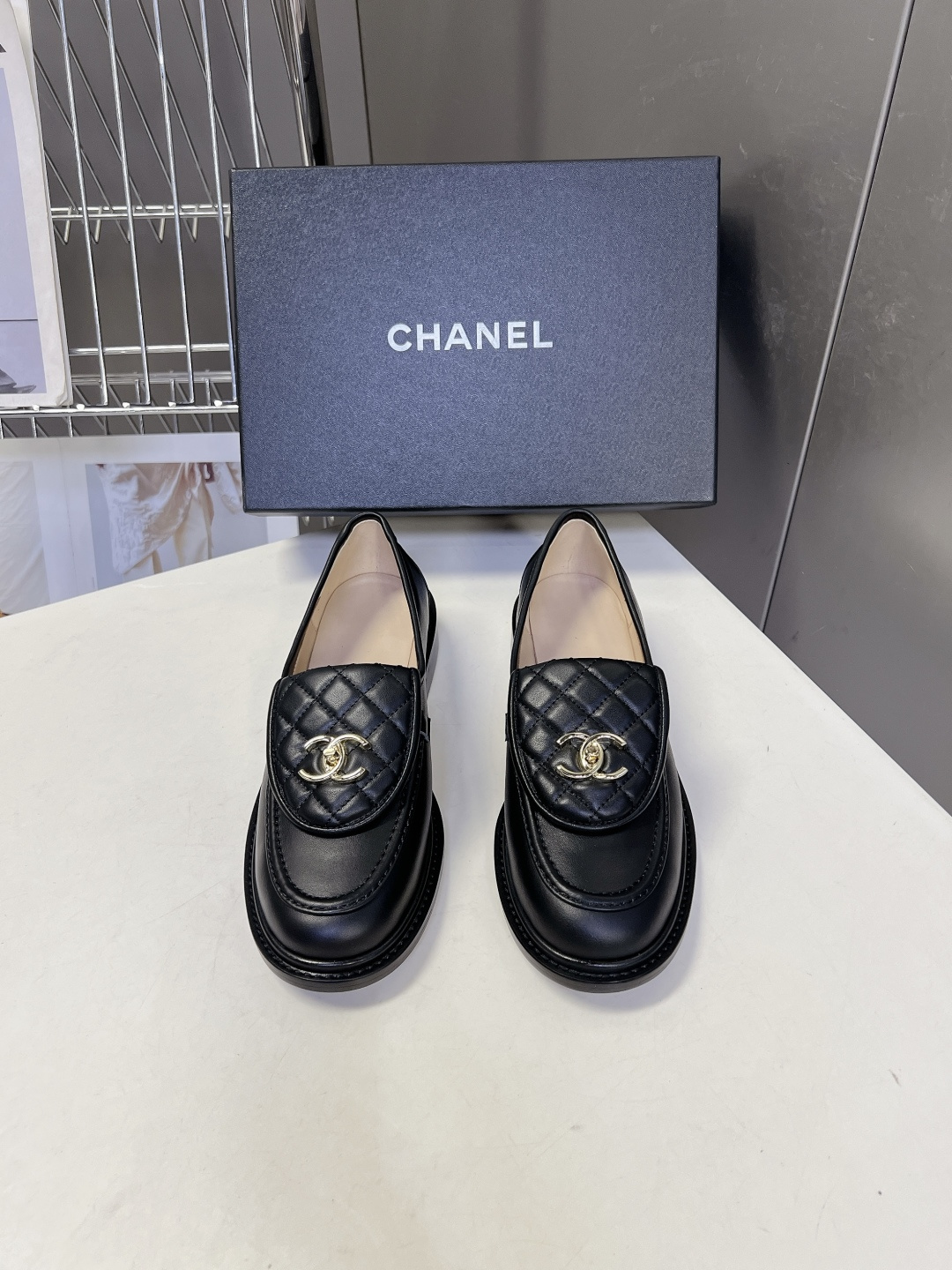 CHANEL香奈儿经典菱格双C乐福鞋超多明星网红种草 鞋盖沿用品牌标志性菱格车缝工艺 搭配可旋转开合金属