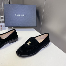 CHANEL香奈儿经典菱格双C乐福鞋超多明星网红种草 鞋盖沿用品牌标志性菱格车缝工艺 搭配可旋转开合金属 CHANEL香奈儿经典菱格双C乐福鞋超多明星网红种草 鞋盖沿用品牌标志性菱格车缝工艺 搭配可旋转开合金属
