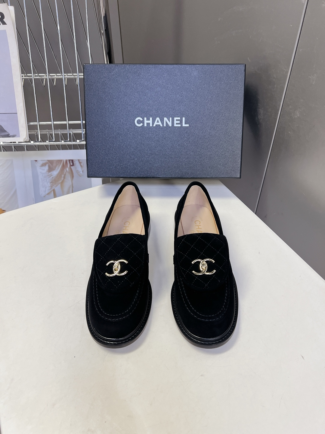 CHANEL香奈儿经典菱格双C乐福鞋超多明星网红种草 鞋盖沿用品牌标志性菱格车缝工艺 搭配可旋转开合金属