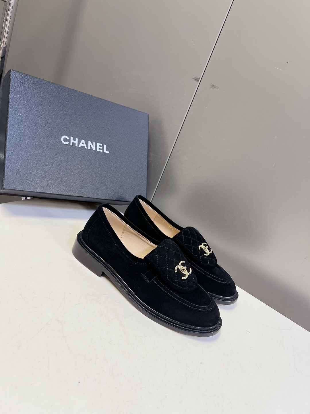 CHANEL香奈儿经典菱格双C乐福鞋超多明星网红种草 鞋盖沿用品牌标志性菱格车缝工艺 搭配可旋转开合金属 CHANEL香奈儿经典菱格双C乐福鞋超多明星网红种草 鞋盖沿用品牌标志性菱格车缝工艺 搭配可旋转开合金属