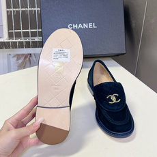CHANEL香奈儿经典菱格双C乐福鞋超多明星网红种草 鞋盖沿用品牌标志性菱格车缝工艺 搭配可旋转开合金属 CHANEL香奈儿经典菱格双C乐福鞋超多明星网红种草 鞋盖沿用品牌标志性菱格车缝工艺 搭配可旋转开合金属