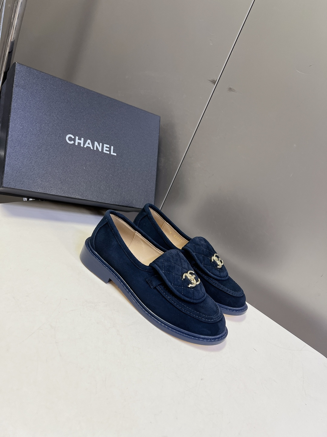CHANEL香奈儿经典菱格双C乐福鞋超多明星网红种草 鞋盖沿用品牌标志性菱格车缝工艺 搭配可旋转开合金属 CHANEL香奈儿经典菱格双C乐福鞋超多明星网红种草 鞋盖沿用品牌标志性菱格车缝工艺 搭配可旋转开合金属
