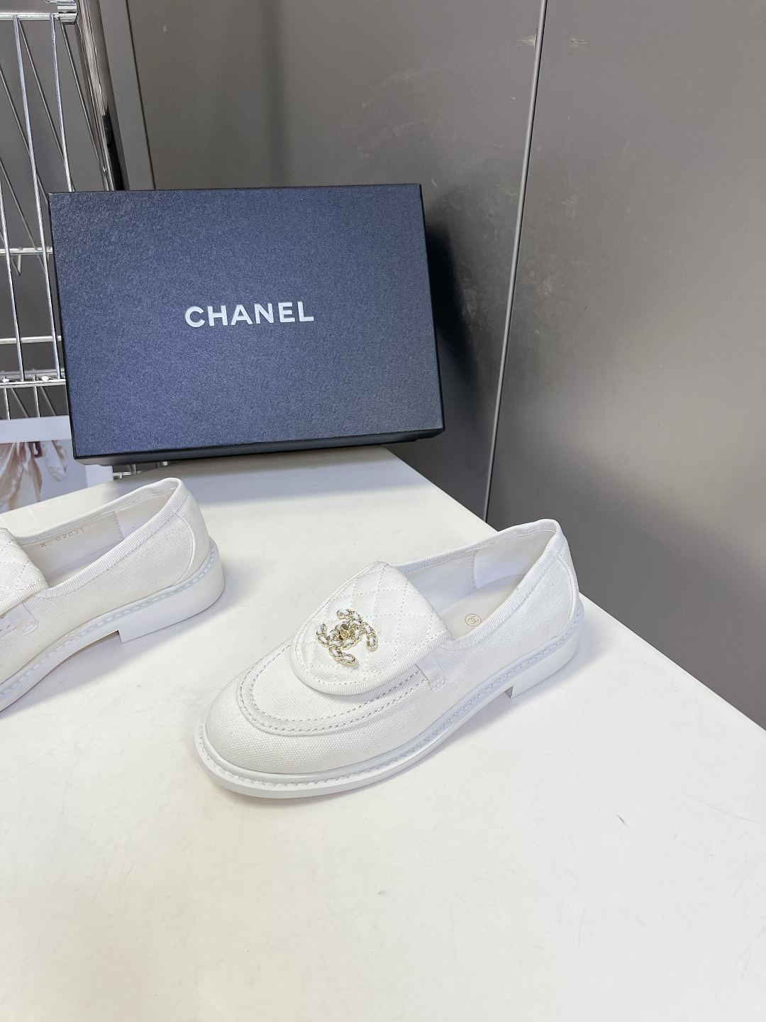CHANEL香奈儿经典菱格双C乐福鞋超多明星网红种草 鞋盖沿用品牌标志性菱格车缝工艺 搭配可旋转开合金属