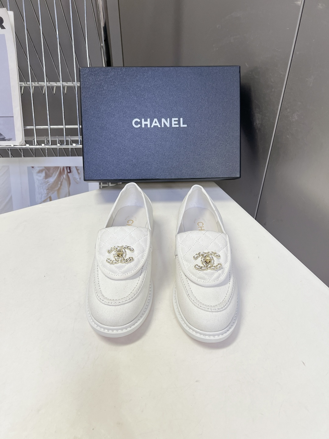 CHANEL香奈儿经典菱格双C乐福鞋超多明星网红种草 鞋盖沿用品牌标志性菱格车缝工艺 搭配可旋转开合金属