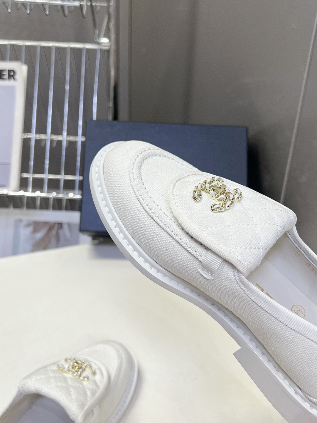 CHANEL香奈儿经典菱格双C乐福鞋超多明星网红种草 鞋盖沿用品牌标志性菱格车缝工艺 搭配可旋转开合金属