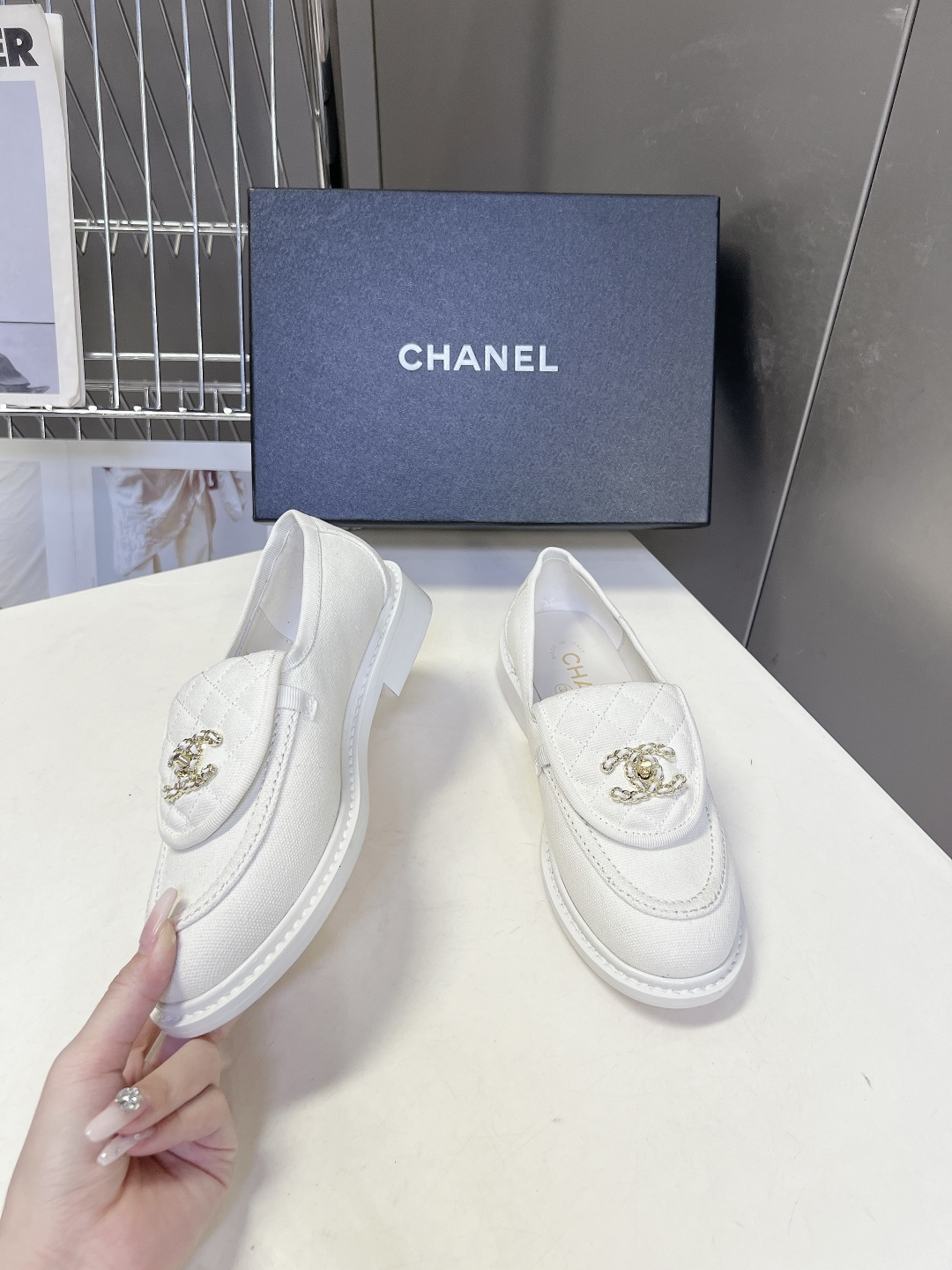 CHANEL香奈儿经典菱格双C乐福鞋超多明星网红种草 鞋盖沿用品牌标志性菱格车缝工艺 搭配可旋转开合金属