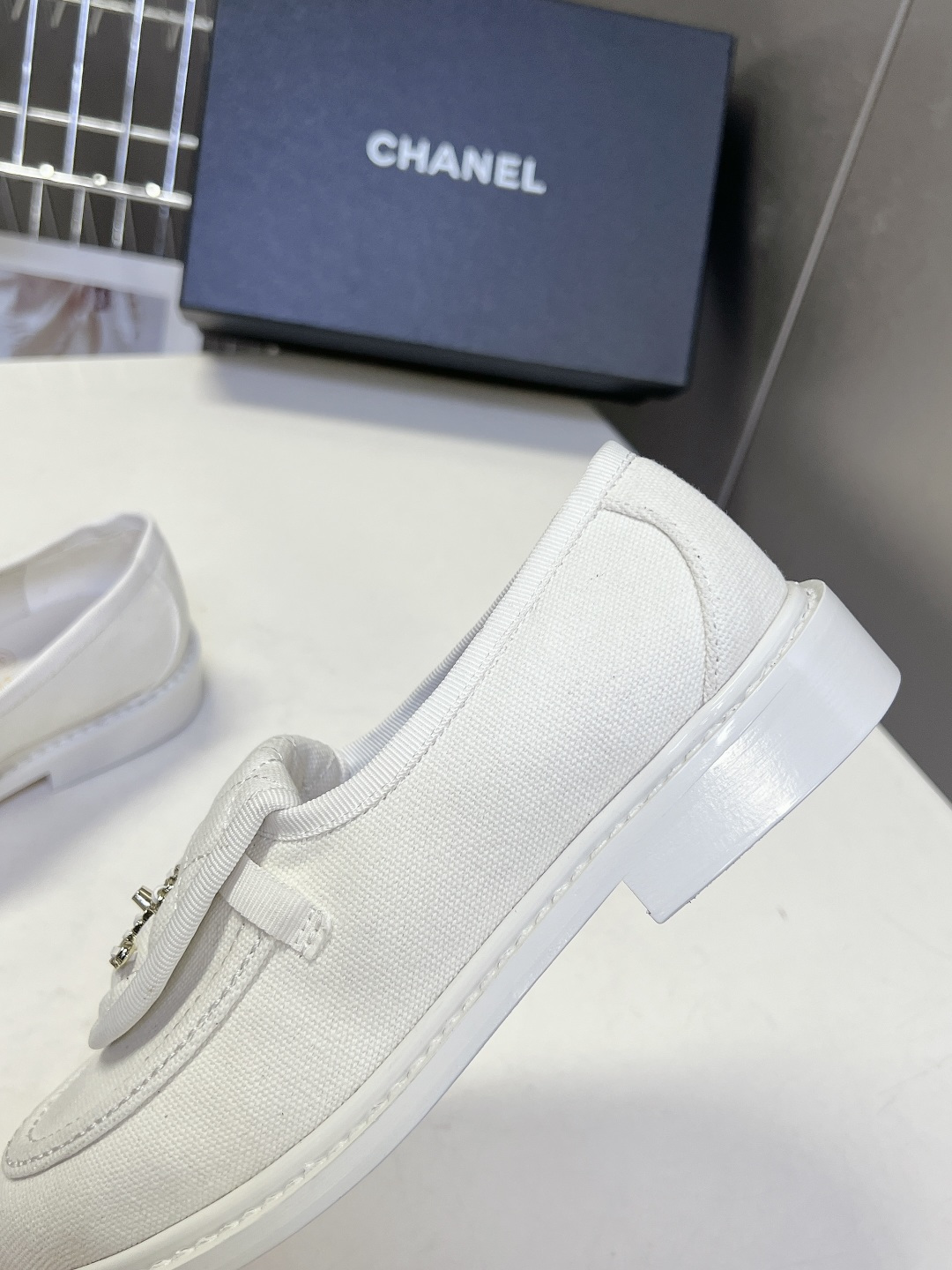 CHANEL香奈儿经典菱格双C乐福鞋超多明星网红种草 鞋盖沿用品牌标志性菱格车缝工艺 搭配可旋转开合金属