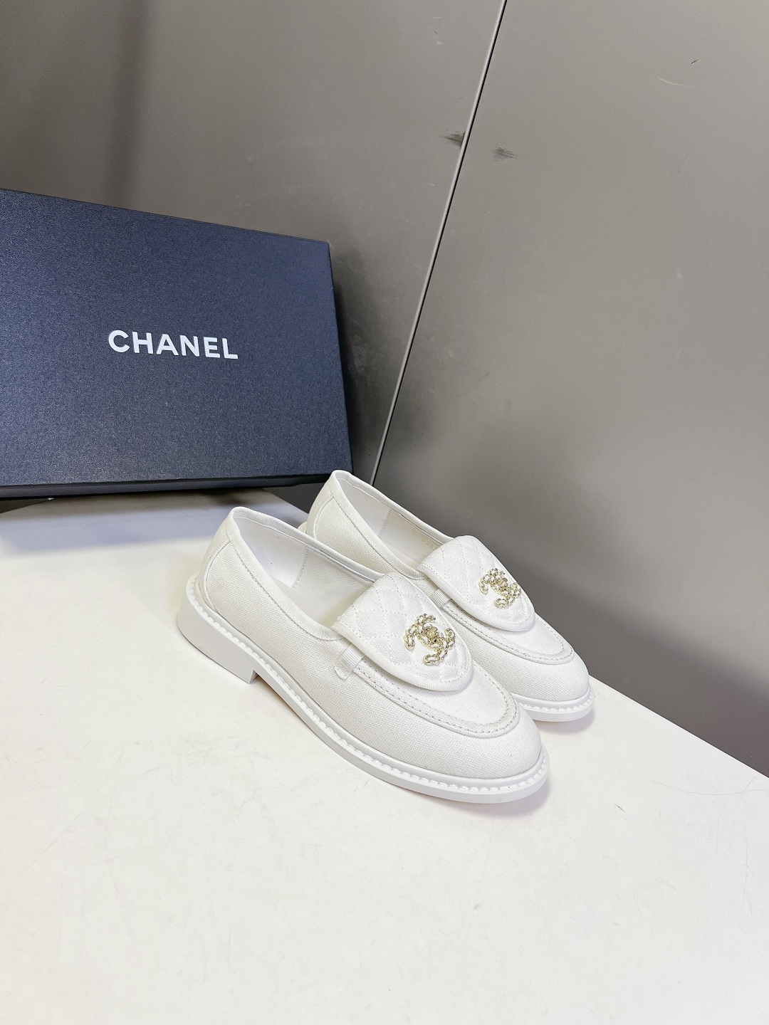 CHANEL香奈儿经典菱格双C乐福鞋超多明星网红种草 鞋盖沿用品牌标志性菱格车缝工艺 搭配可旋转开合金属