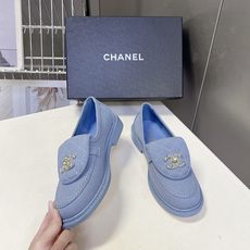 CHANEL香奈儿经典菱格双C乐福鞋超多明星网红种草 鞋盖沿用品牌标志性菱格车缝工艺 搭配可旋转开合金属 CHANEL香奈儿经典菱格双C乐福鞋超多明星网红种草 鞋盖沿用品牌标志性菱格车缝工艺 搭配可旋转开合金属