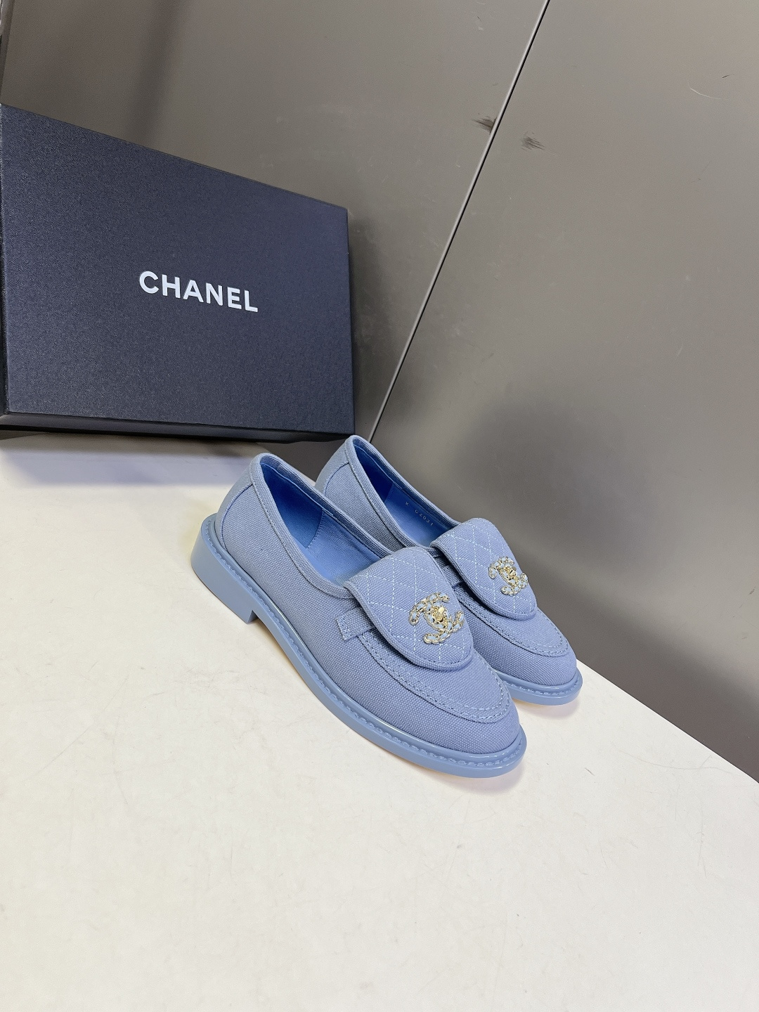 CHANEL香奈儿经典菱格双C乐福鞋超多明星网红种草 鞋盖沿用品牌标志性菱格车缝工艺 搭配可旋转开合金属 CHANEL香奈儿经典菱格双C乐福鞋超多明星网红种草 鞋盖沿用品牌标志性菱格车缝工艺 搭配可旋转开合金属