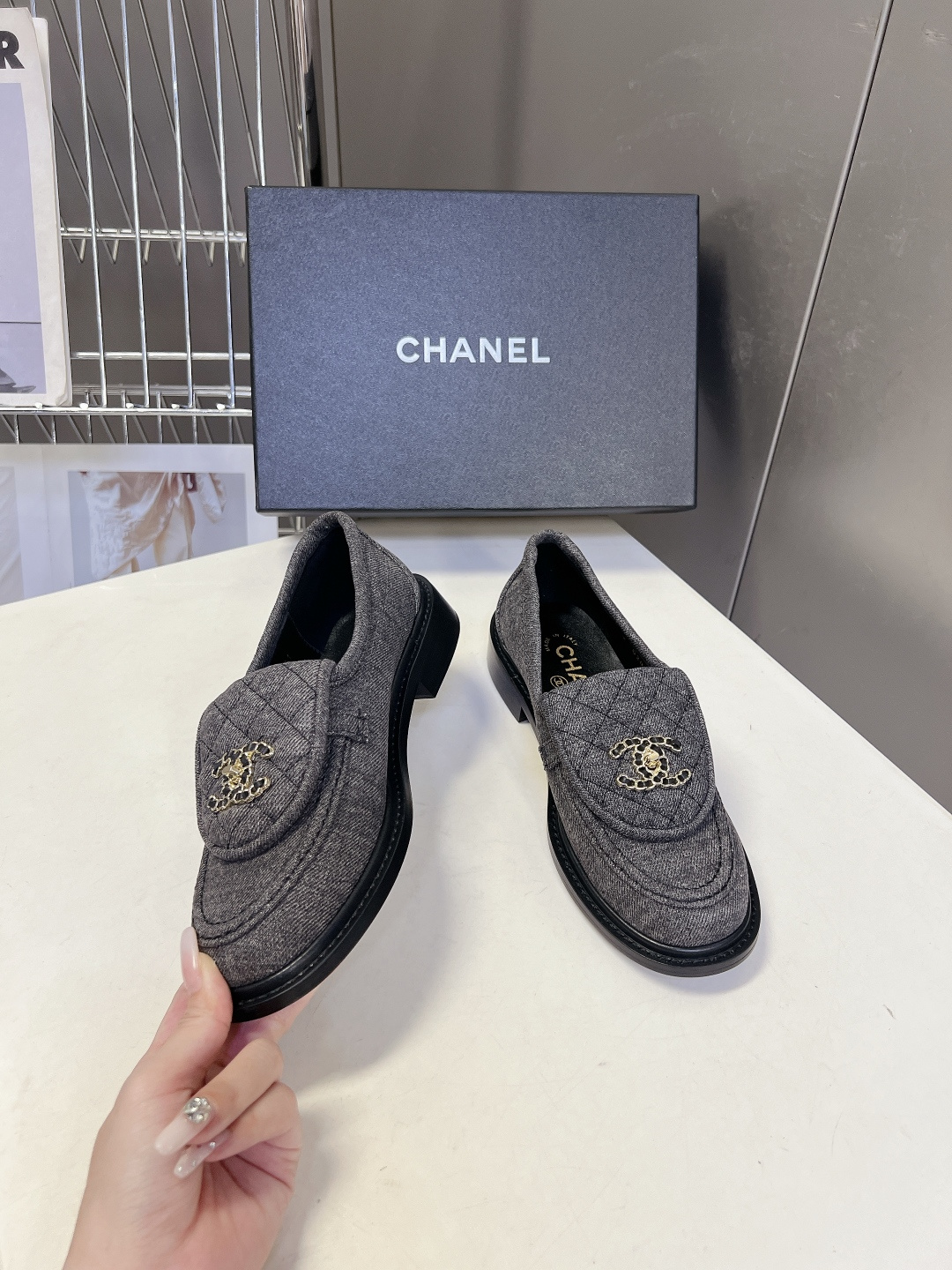CHANEL香奈儿经典菱格双C乐福鞋超多明星网红种草 鞋盖沿用品牌标志性菱格车缝工艺 搭配可旋转开合金属 CHANEL香奈儿经典菱格双C乐福鞋超多明星网红种草 鞋盖沿用品牌标志性菱格车缝工艺 搭配可旋转开合金属