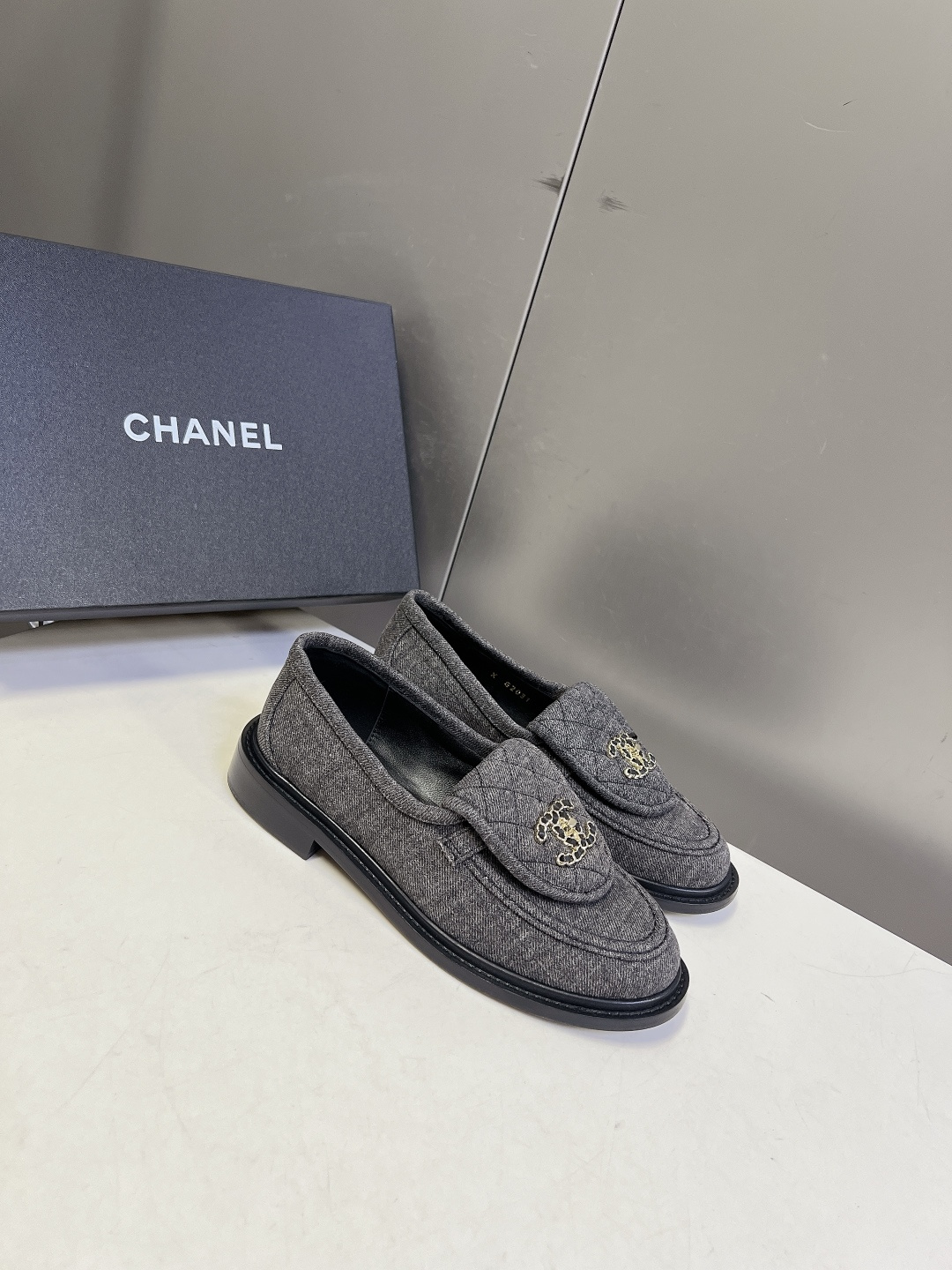 CHANEL香奈儿经典菱格双C乐福鞋超多明星网红种草 鞋盖沿用品牌标志性菱格车缝工艺 搭配可旋转开合金属 CHANEL香奈儿经典菱格双C乐福鞋超多明星网红种草 鞋盖沿用品牌标志性菱格车缝工艺 搭配可旋转开合金属