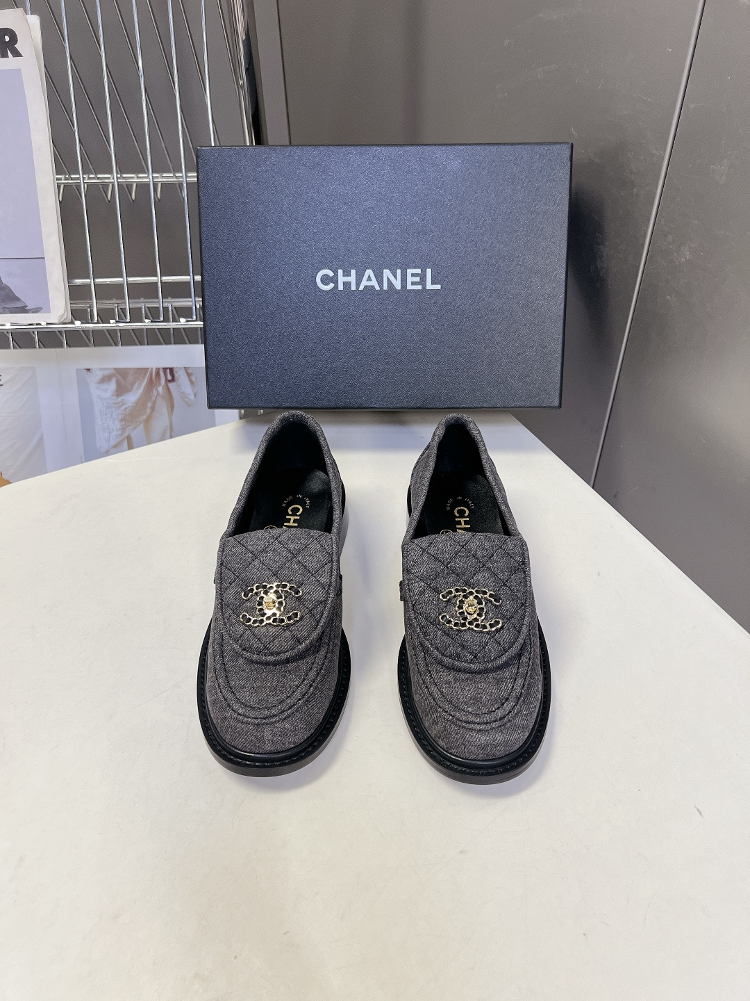 CHANEL香奈儿经典菱格双C乐福鞋超多明星网红种草 鞋盖沿用品牌标志性菱格车缝工艺 搭配可旋转开合金属
