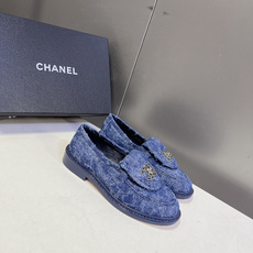 CHANEL香奈儿经典菱格双C乐福鞋超多明星网红种草 鞋盖沿用品牌标志性菱格车缝工艺 搭配可旋转开合金属 CHANEL香奈儿经典菱格双C乐福鞋超多明星网红种草 鞋盖沿用品牌标志性菱格车缝工艺 搭配可旋转开合金属
