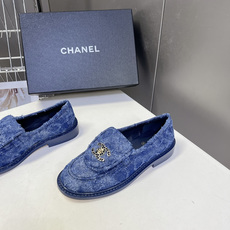 CHANEL香奈儿经典菱格双C乐福鞋超多明星网红种草 鞋盖沿用品牌标志性菱格车缝工艺 搭配可旋转开合金属 CHANEL香奈儿经典菱格双C乐福鞋超多明星网红种草 鞋盖沿用品牌标志性菱格车缝工艺 搭配可旋转开合金属