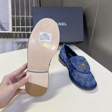 CHANEL香奈儿经典菱格双C乐福鞋超多明星网红种草 鞋盖沿用品牌标志性菱格车缝工艺 搭配可旋转开合金属 CHANEL香奈儿经典菱格双C乐福鞋超多明星网红种草 鞋盖沿用品牌标志性菱格车缝工艺 搭配可旋转开合金属