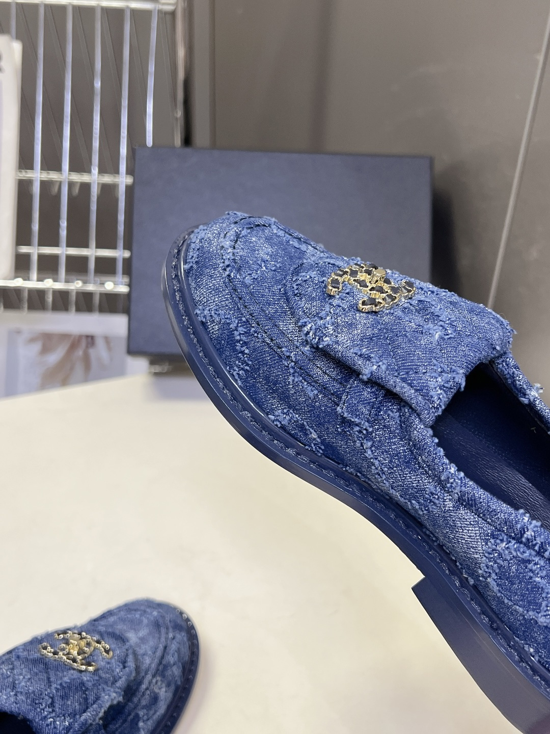 CHANEL香奈儿经典菱格双C乐福鞋超多明星网红种草 鞋盖沿用品牌标志性菱格车缝工艺 搭配可旋转开合金属 CHANEL香奈儿经典菱格双C乐福鞋超多明星网红种草 鞋盖沿用品牌标志性菱格车缝工艺 搭配可旋转开合金属