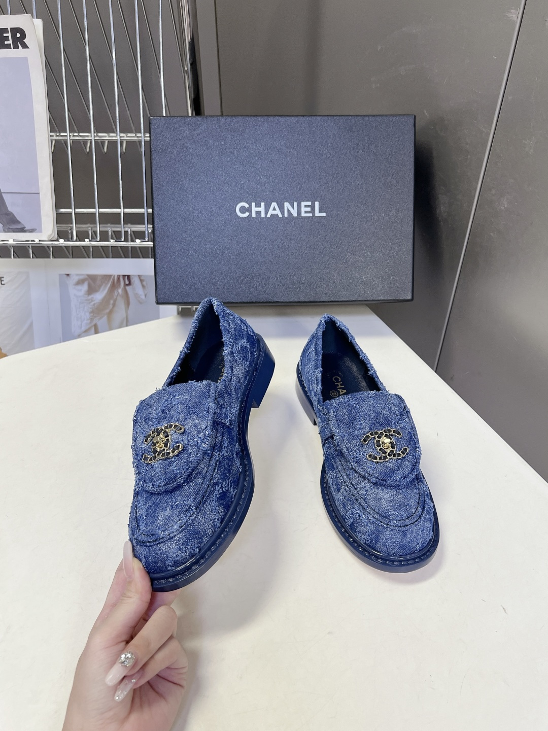 CHANEL香奈儿经典菱格双C乐福鞋超多明星网红种草 鞋盖沿用品牌标志性菱格车缝工艺 搭配可旋转开合金属 CHANEL香奈儿经典菱格双C乐福鞋超多明星网红种草 鞋盖沿用品牌标志性菱格车缝工艺 搭配可旋转开合金属
